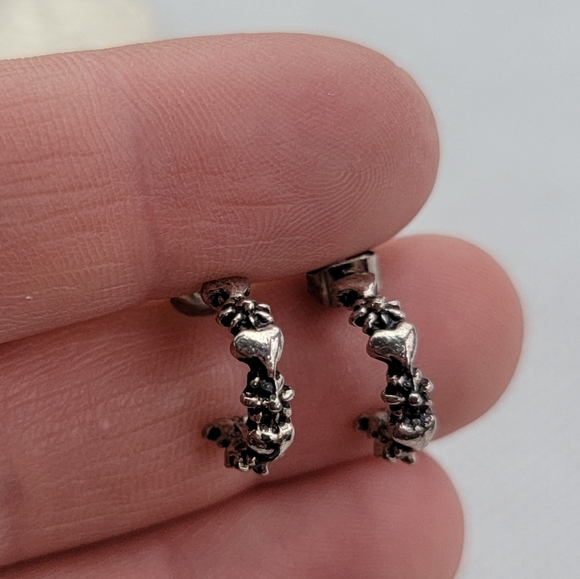 Daisy Flower Heart Hoop Earrings - Picture 4 of 4